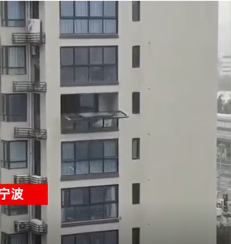 Warning! Typhoon fireworks caused high-rise doors and windows to fall off! Attention should be paid to the safety of doors, windows and curtain walls